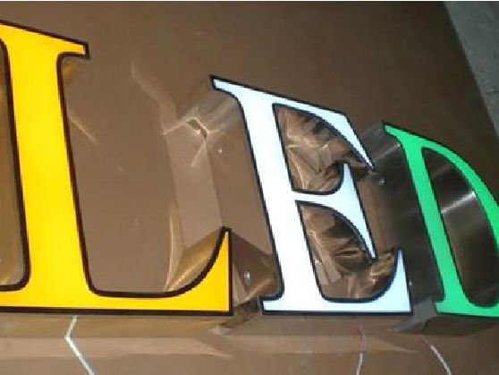 三穗介绍LED招牌的基础知识。